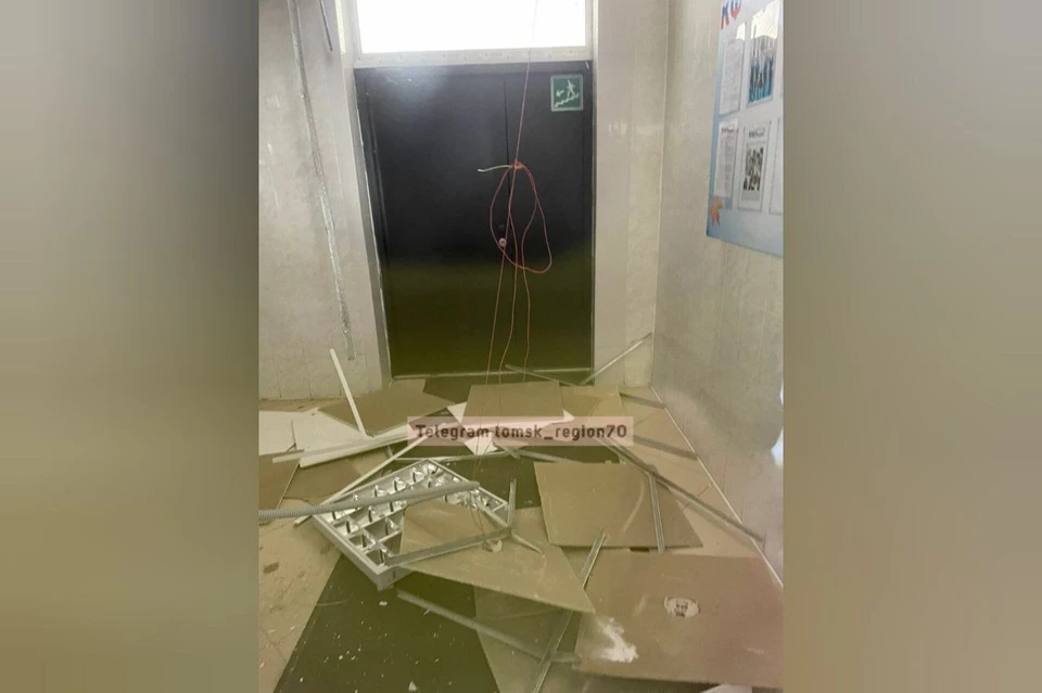 В школе №25 Томска обрушился потолок. Фото: Telegram-канал «Регион-70 Томск»
