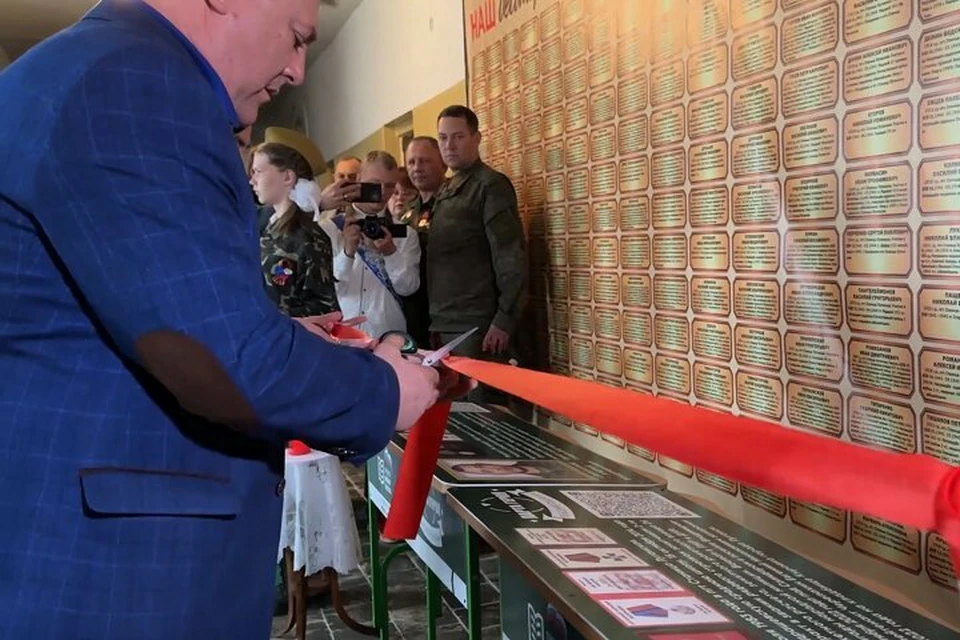 В Кондрашевской средней школе открыли "Парты Героя". Фото - скрин из видео Telegram-канала Сыны Отечества
