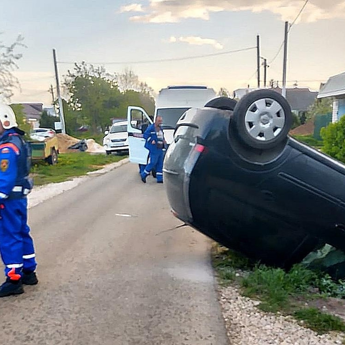 В Суздальском районе в поселке Боголюбово перевернулся легковой автомобиль  - KP.RU