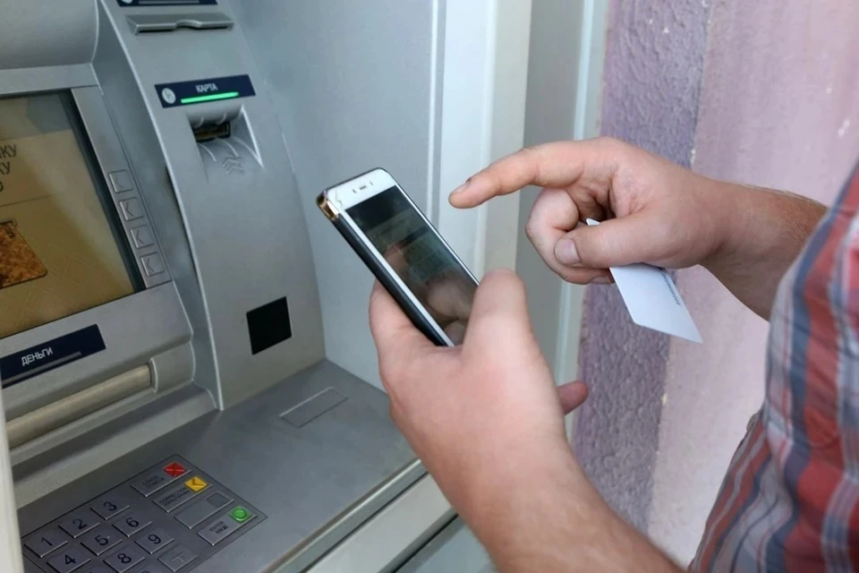 В Москве мошенник обвинил банкомат в «съеденных» деньгах и уговорил банк перевести ему 200 тысяч рублей обратно