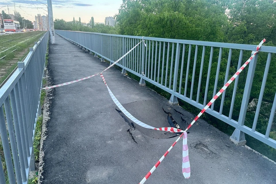 В Липецке на тротуаре моста на Терешковой появилась яма