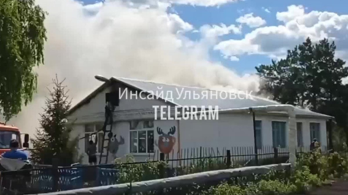 В селе под Ульяновском горит детский сад — видео - KP.RU