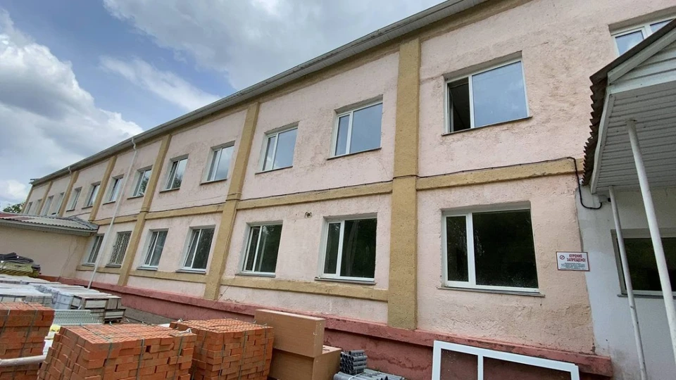 Строители выполняют штукатурку и шпаклевку стен, укладку напольной плитки, монтаж инженерных сетей.