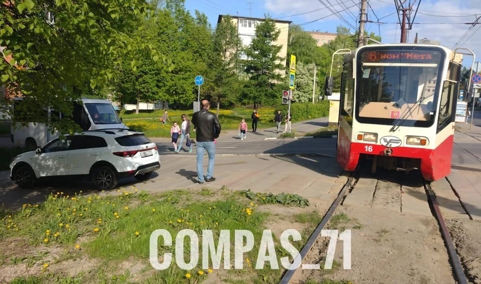 В Туле на улице Металлургов произошло ДТП с участием легковушки и троллейбуса