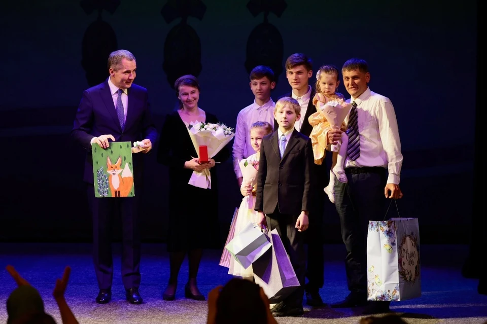 Вячеслав Гладков в Международный День семьи вручил почетные знаки «Материнская слава» I-й степени.