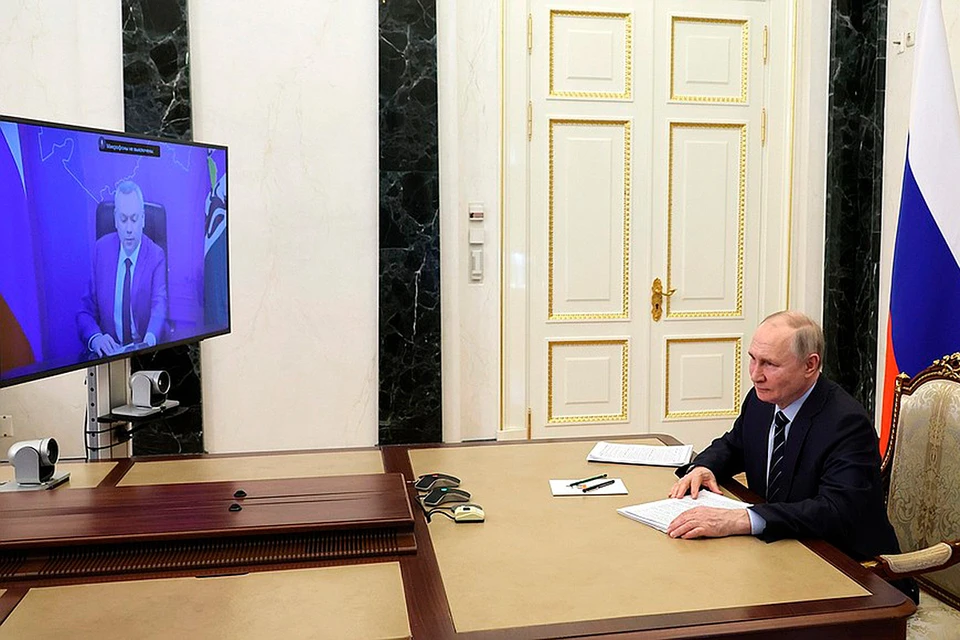 Владимир Путин по очереди провел совещание с главой Новосибирской области Андреем Никитиным.