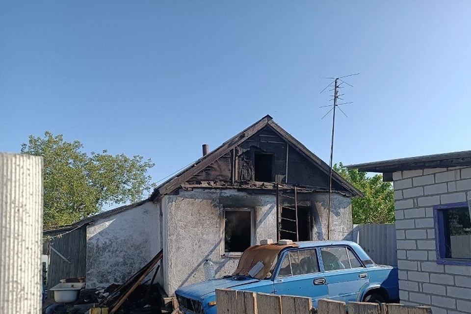В Свердловске потушили пожар на частном доме. Фото - МЧС ЛНР