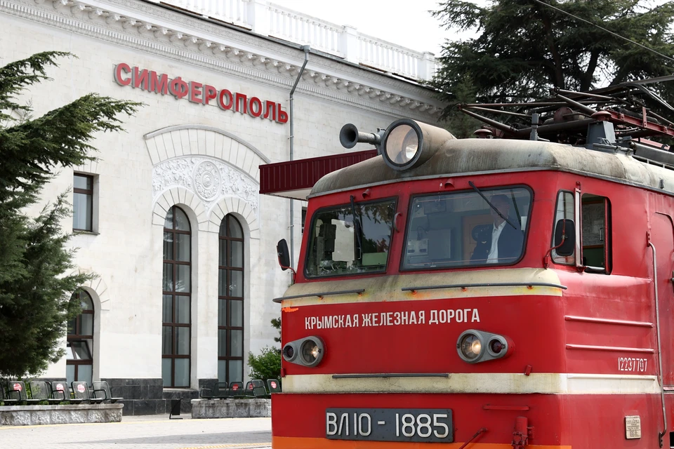 Симферополь. Поезд на железнодорожном вокзале. Фото: Сергей Мальгавко/ТАСС