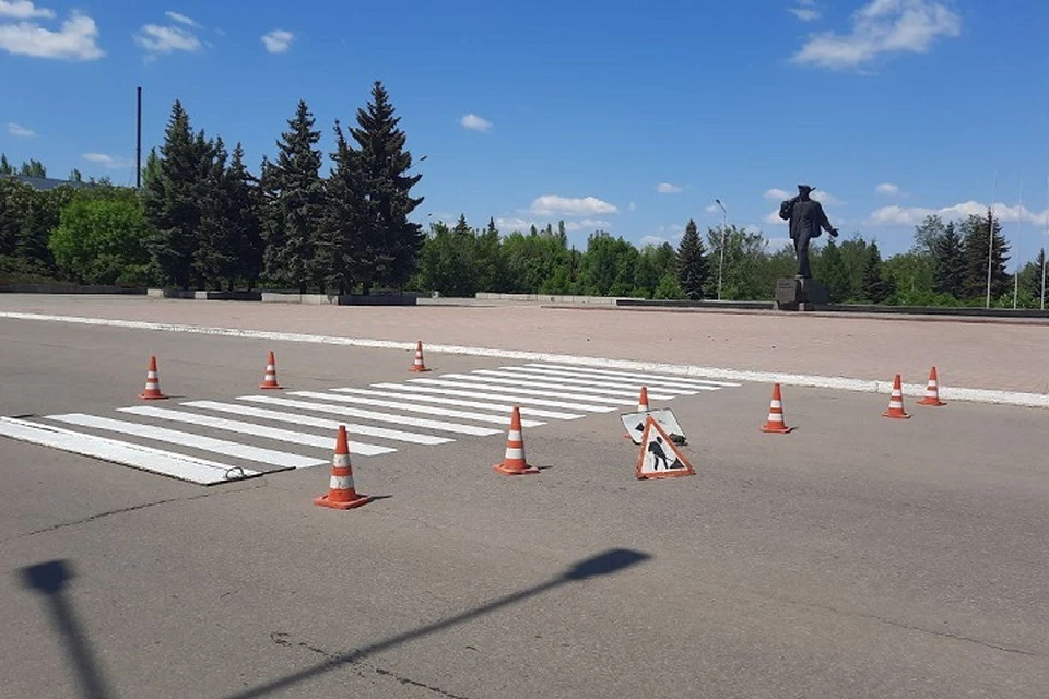 Дорожную разметку наносят на улицах Стаханова. Фото - Администрация Стаханова