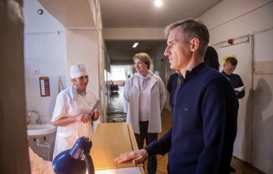 На ремонт Духовщинской больницы дополнительно выделят 3 миллиона рублей. Фото: страница врио губернатора Василия Анохина в соцсети.