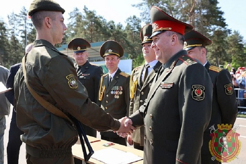Министр обороны Виктор Хренин во время принятия присяги у нового пополнения в армии. Фото: mil.by