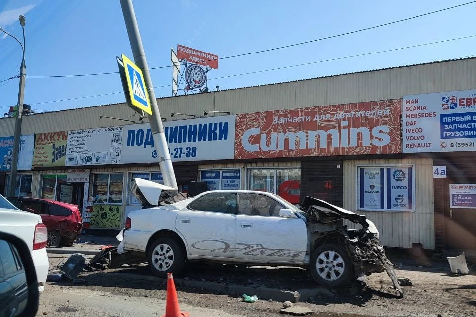 Легковушка снесла светофор в ДТП на улице Олега Кошевого в Иркутске 21 мая