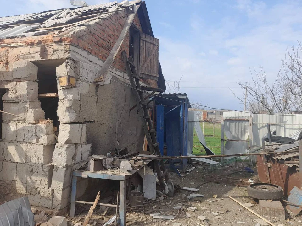 Ранее сегодня после обстрела села Глотово Грайворонского округа в районную больницу доставлены мужчина и женщина с минно-взрывными ранениями.