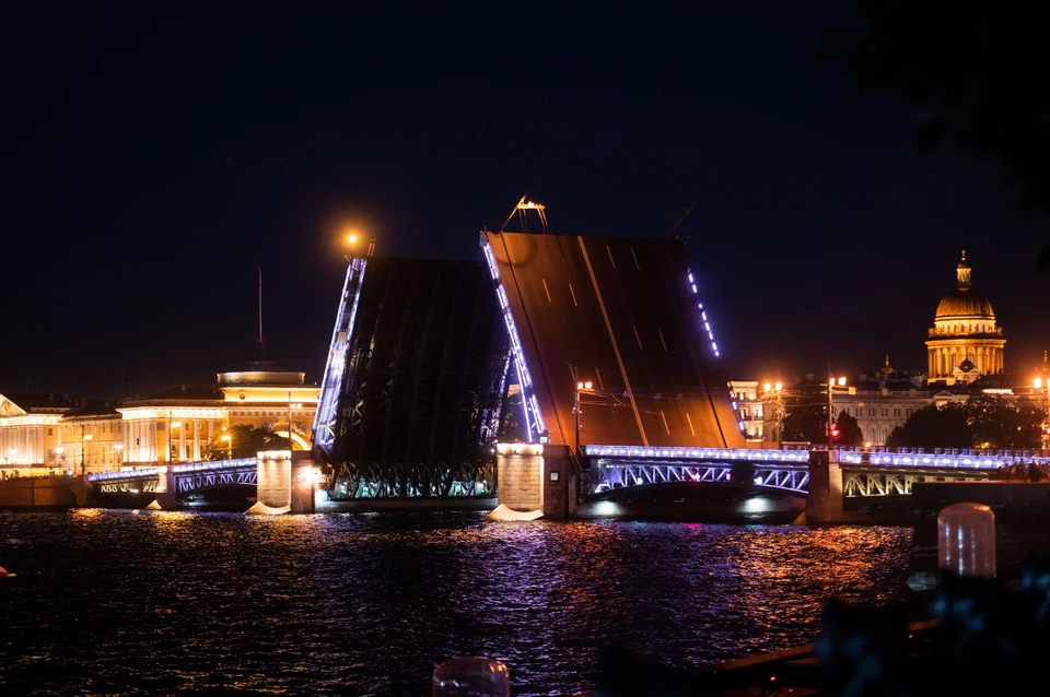 Дворцовый мост разведут в полночь 27 мая под гимн Петербурга