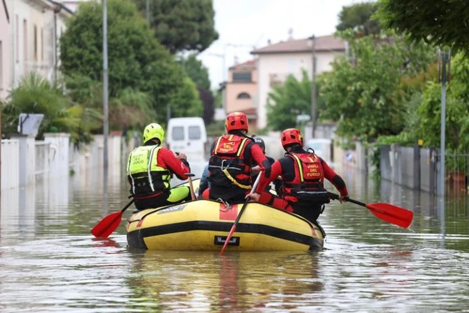 В некоторых городах Италии по улице сейчас можно передвигаться только на лодке Фото: REUTERS