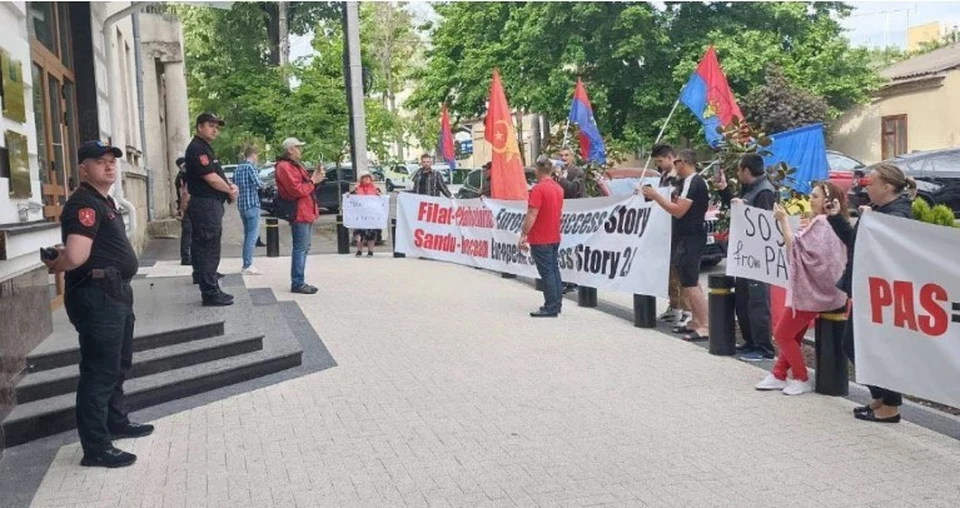 Перед представительством ЕС в Молдове проходит акция протеста. Фото:enews.md