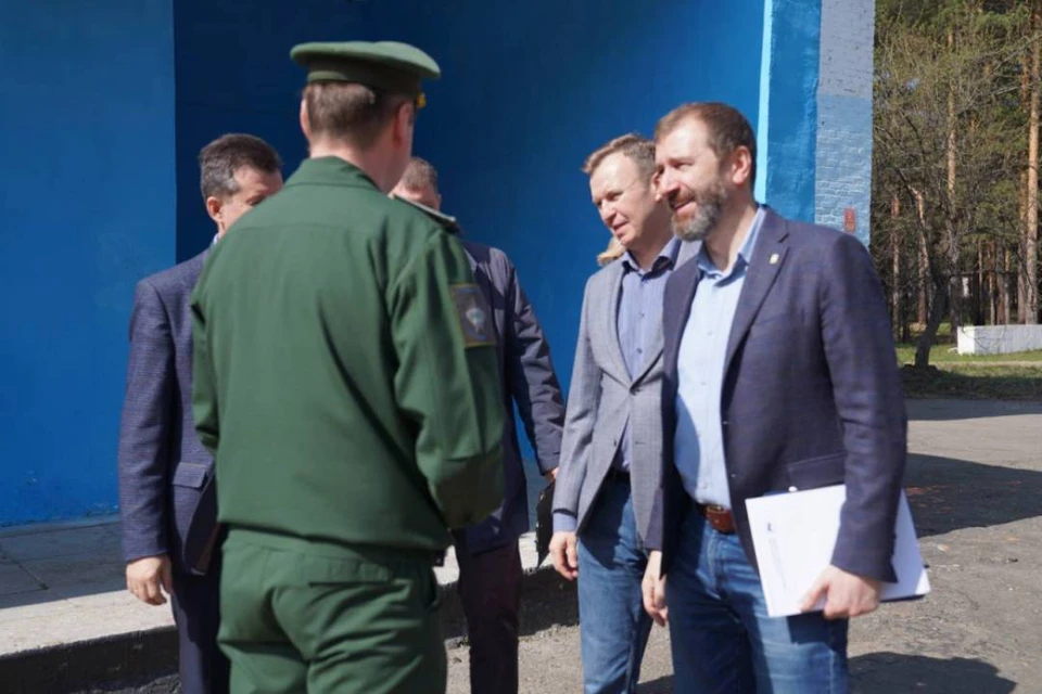 Представители областного парламента побывали в военной части в поселке Средний Усольского района.