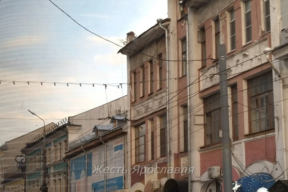 В центре Ярославля с исторического здания сыпется штукатурка. ФОТО: группа "Жесть Ярославль" ВКонтакте
