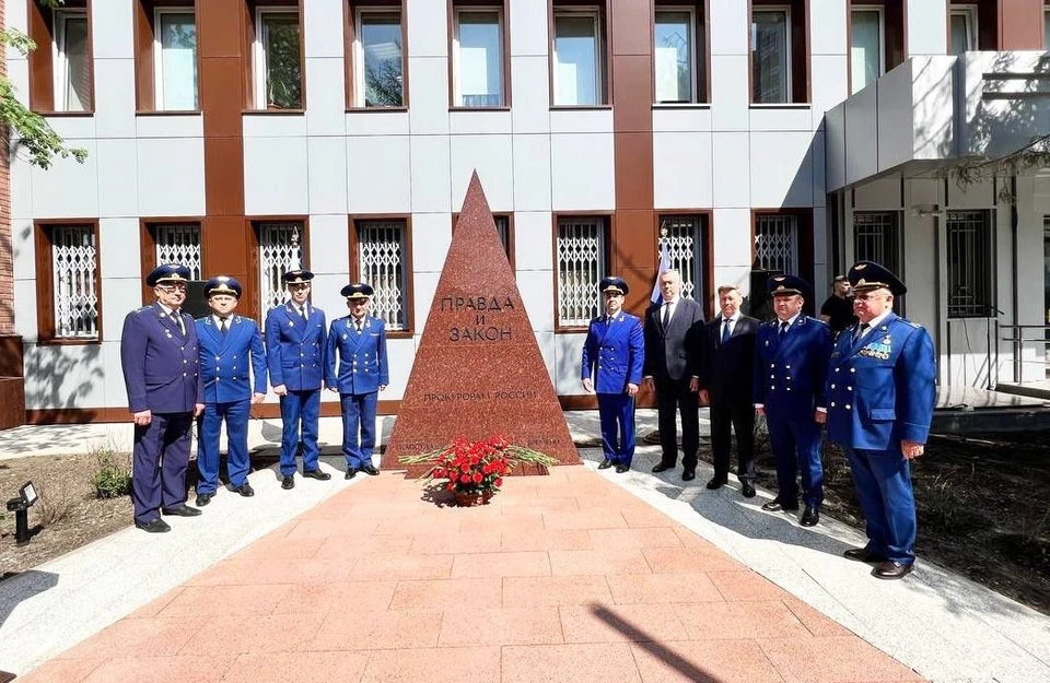 В Новосибирске во вторник, 23 мая, торжественно открыли стелу памяти прокурорам России. Фото: прокуратура НСО