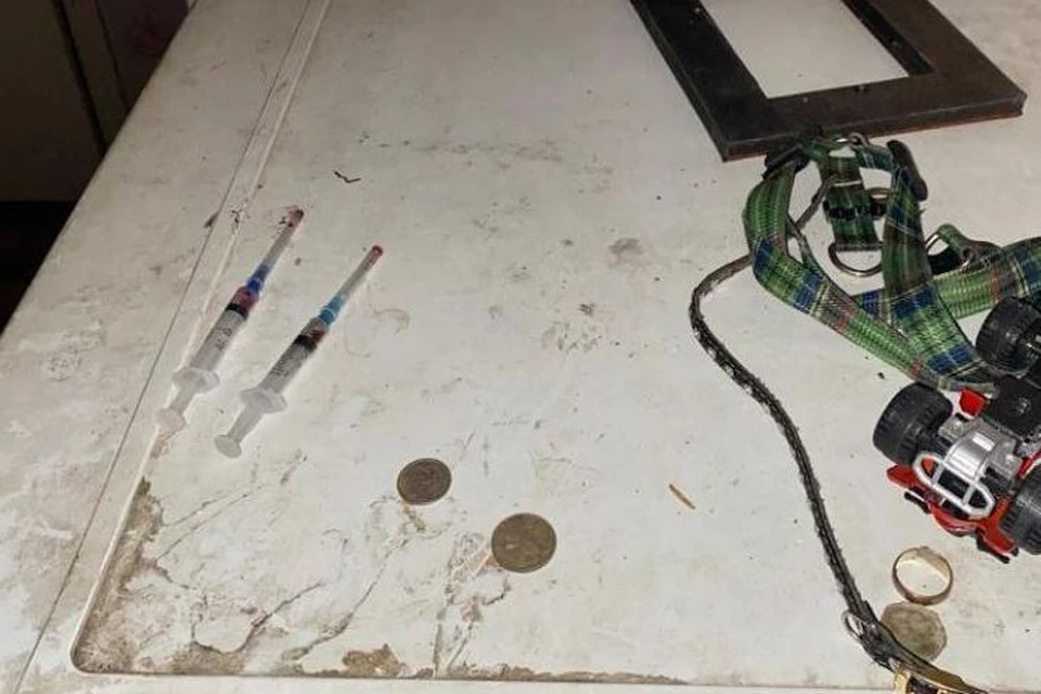 Полицейские изъяли шприцы и остатки запрещенных веществ