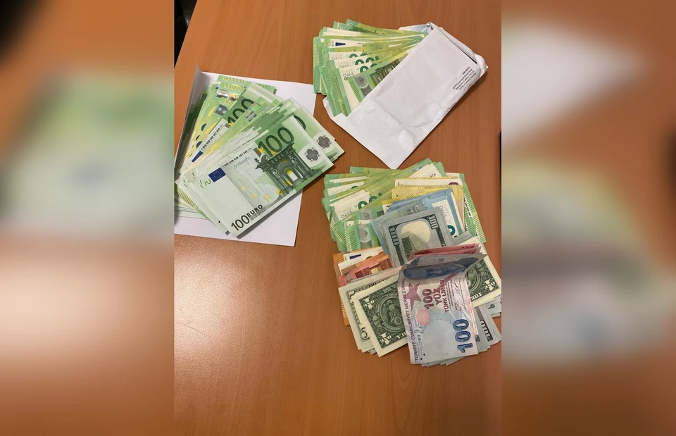 Крупную сумму денег нашли в ручной клади пассажирки, прилетевшей из Турции / Фото: Самарская таможня