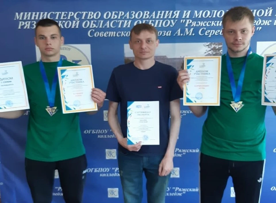 Победители конкурса Артем Кормилицын (справа) и Роман Кузнецов (слева).