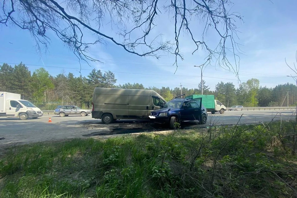 В Советском районе Новосибирска столкнулись «Хонда» и «Пежо». Фото: Госавтоинспекция по Новосибирску
