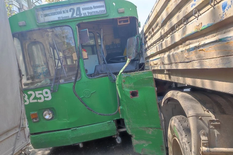 Троллейбус столкнулся с четырьмя машинами на улице Дуси Ковальчук. Фото: Инцидент Новосибирск
