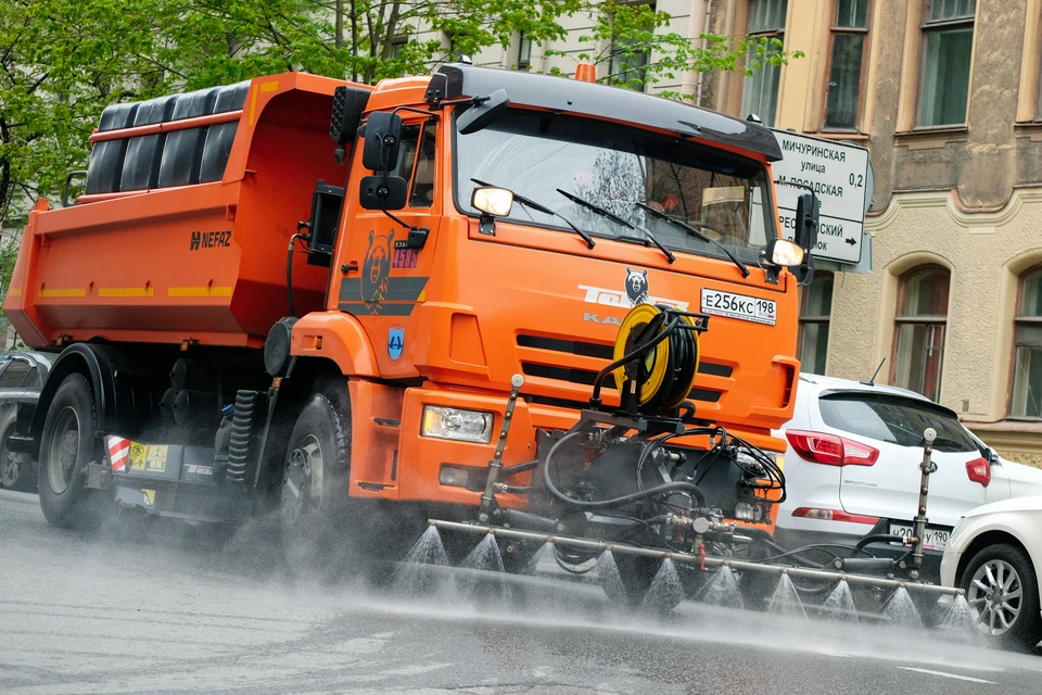 В День города дорожные предприятия вдвое увеличат количество уборочной техники в центре Петербурга