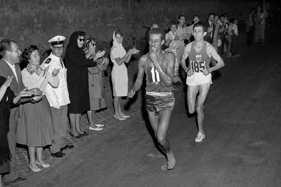 В Риме Бикила удивил всех тем, что вышел на старт марафона босиком, посчитав что так будет полезнее для дела. Соперники подняли эфиопа на смех, но на финише уже смеялся чемпион.