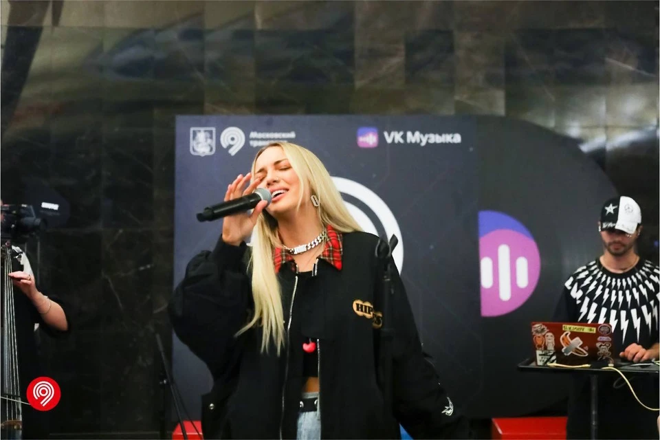 Сегодня на станции «Маяковская» выступила певица Mary Gu