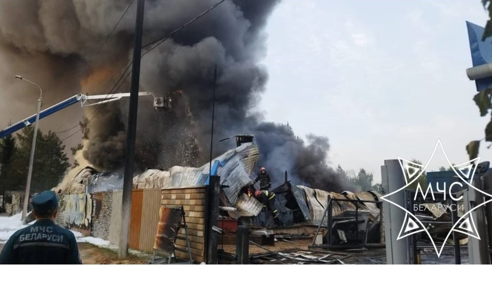 Ночью в Колодищах крупный пожар тушили 27 машин МЧС. Фото: телеграм-канал МЧС