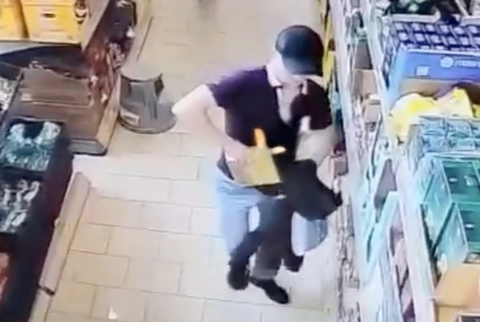 Шоколадный воришка заглянул в один из магазинов Нижнего Тагила. Фото: соцсети