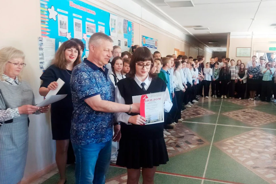 Евгений Крайнов наградил лучших учеников.