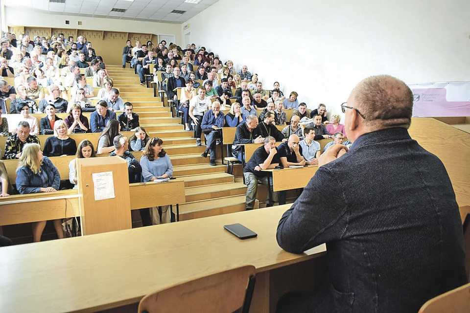 Выпускники школ знакомятся с вузом на дне открытых дверей. Фото: Телеграм-канал МГУ имени Макаренко