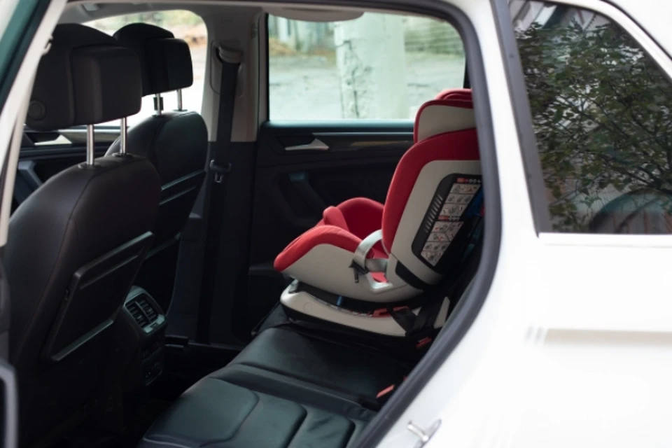Водитель обязан использовать детское удерживающее устройство при перевозке несовершеннолетних пассажиров.