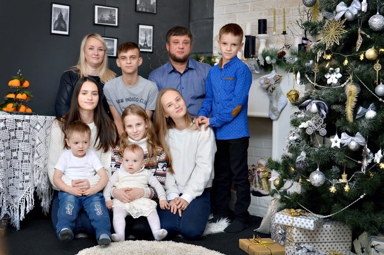 «Дочки пошли по нашим стопам»: семья медиков из Жигулевска воспитывает восьмерых детей