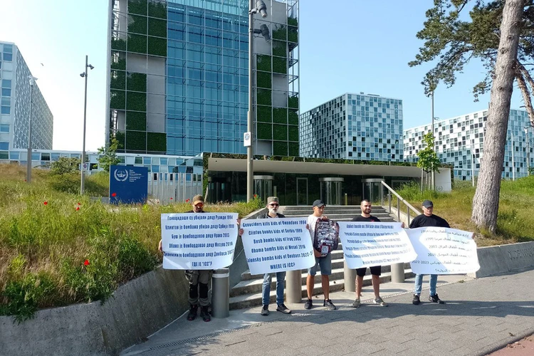 «Где был МУС, когда Зеленский бомбил Донбасс?»: Активисты провели в Гааге акцию памяти убитых детей