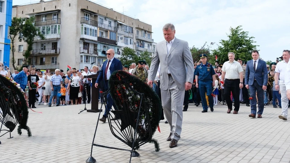 Возложение цветов к памятнику