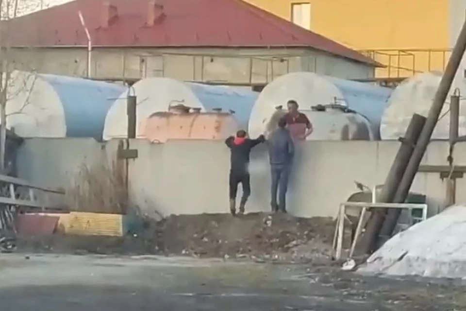 Пациенты лезут через забор
