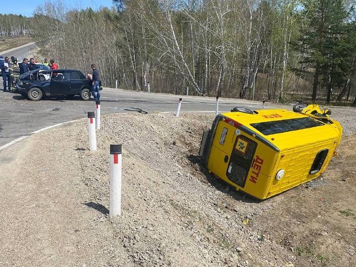 Школьный автобус с 12 детьми перевернулся на трассе под Заларями в  Иркутской области - KP.RU