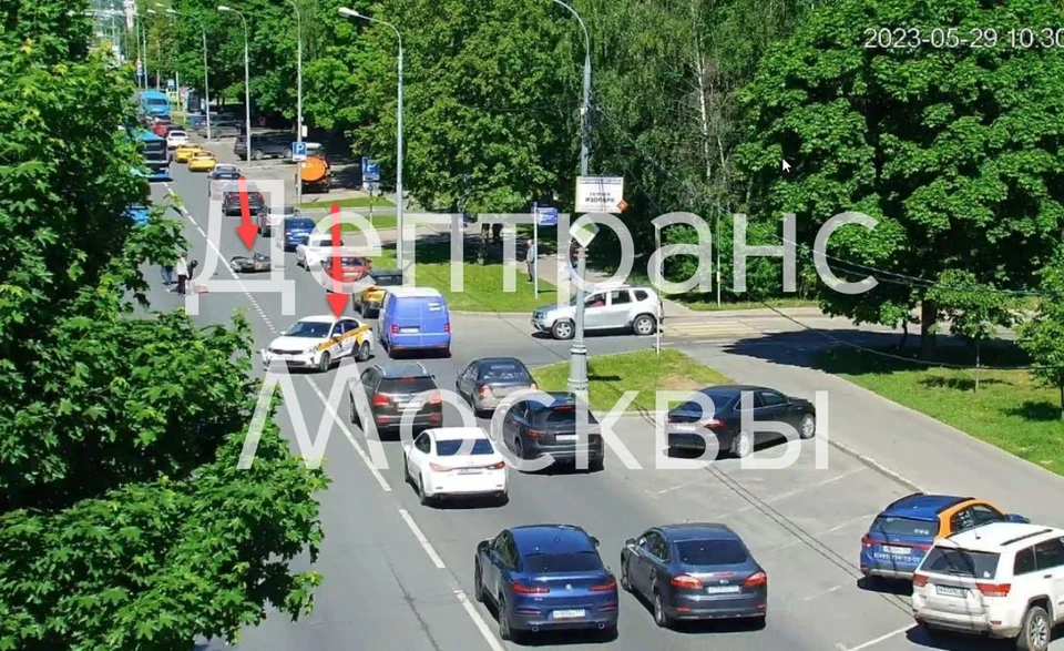 Авария с участием мотоцикла и автомобиля произошла на улице Островитянова в Москве