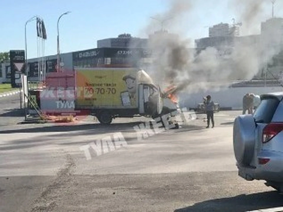 В Туле возле гипермаркета «Линия» горела грузовая «ГАЗель»