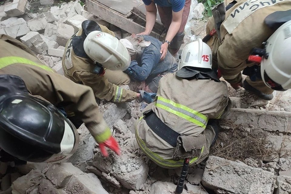 Сотрудники МЧС спасли из-под завалов 62-летнюю женщину в Красном Луче. Фото: МЧС ЛНР