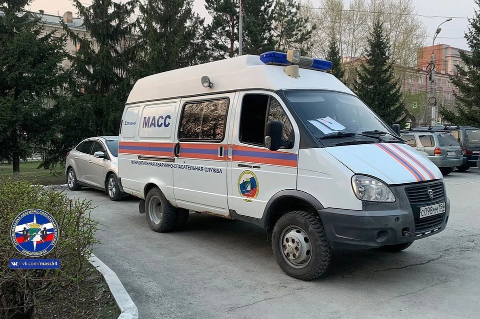 Новосибирские спасатели помогли пострадавшей выбраться из машины. Фото: Спасатели МАСС