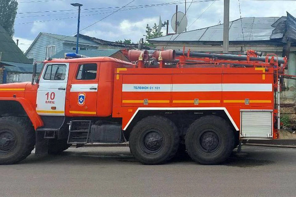 К пятиэтажному дому на Коммунистической приехали пять расчетов МЧС и автолестница