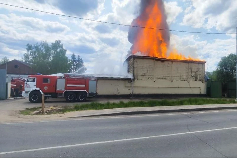 В Подмосковье горит завод по производству медицинского спирта