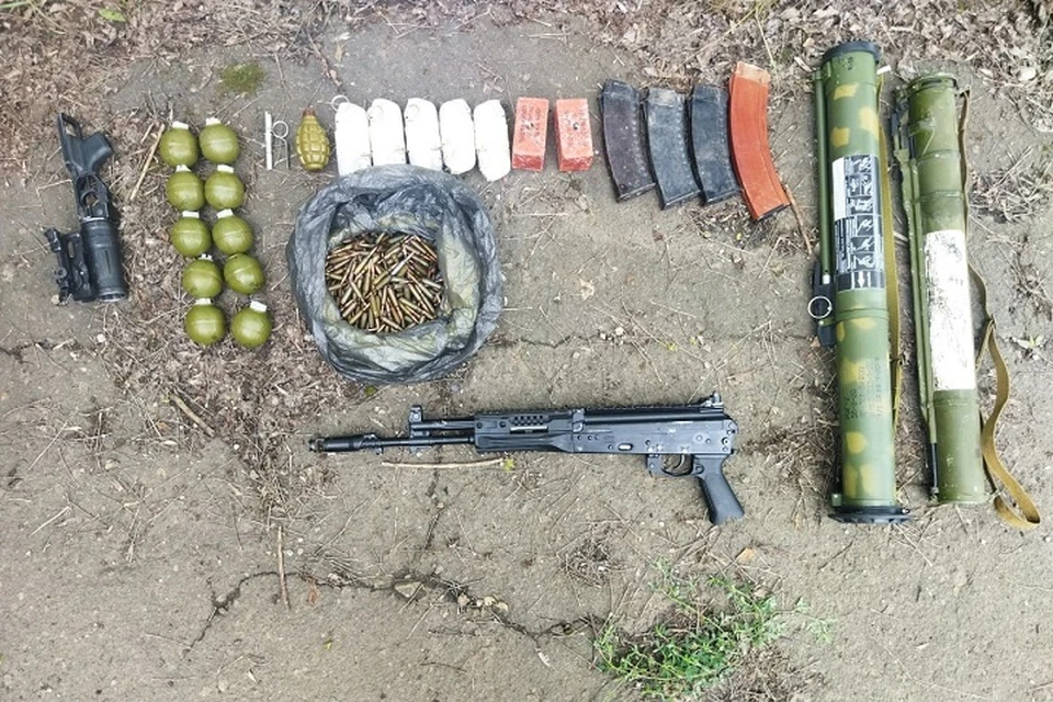 В поселке Лопаскино нашли оружие и боеприпасы. Фото - МВД ЛНР