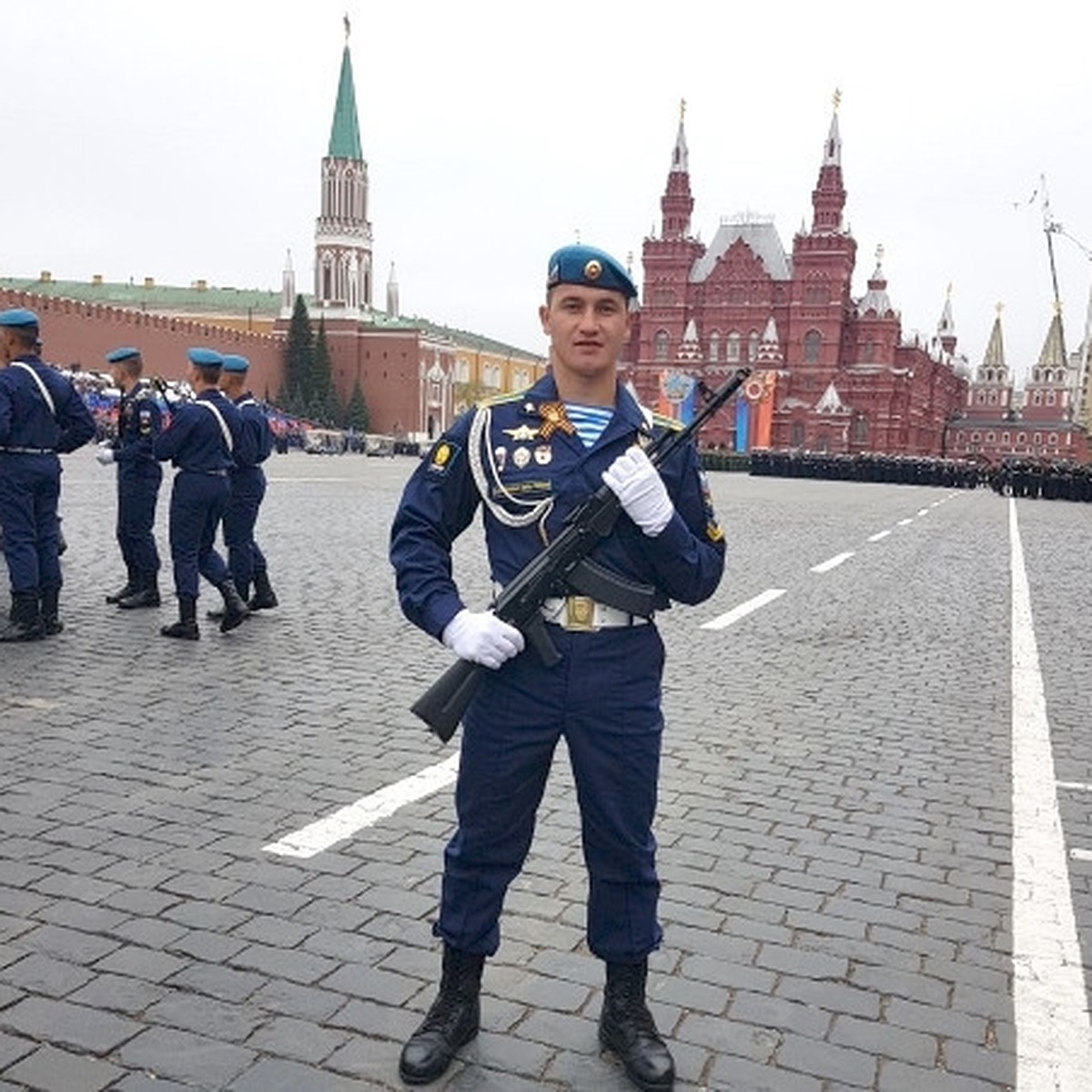 Всегда стремится быть первым: оренбуржцу вручат Звезду Героя России в  Кремле - KP.RU