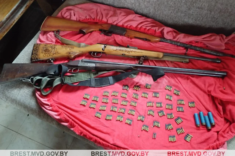В Березе у 53-летнего предпринимателя на даче нашли карабин и два охотничьих ружья. Фото: УВД Брестского облисполкома